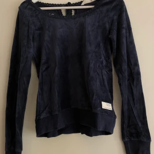 Odd molly tröja - En mörkblå sammetströja med fin knytning i ryggen från oddmolly! Jättefin tröja men inte min stil längre. (Lite skrynklig på bilden) storlek 0 alltså en xs/s. Inte använd så mycket så därför i fint skick
