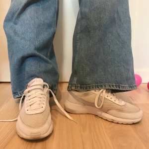 Nike - Säljer mina älskade Nike då dom blivit för små. Lite retro i modellen och i fint skick. Ena skosnöret är lite sönder. Kan skicka bild. Nypris 1200. Frakt tillkommer. 