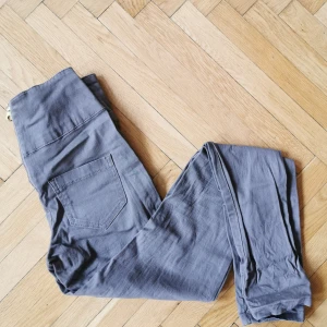 Beige byxor höga - Superhöga beiga byxor från Pieces som passar perfekt med en croptop. Sitter tight och snyggt med skön, hög midja. Fickor bak. Storlek XS/S.