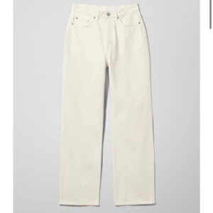Weekday jeans - Snygga weekday jeans i modellen rowe. Sparsamt använda, säljer då de är för korta. De ser beiga ut på bilden men är vita/ krämvita i verkligheten