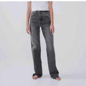 Gråa jeans från zara - Superpopulära gråa raka jeans från zara!! Slutsålda överallt 💕💗💞 storlek 34. BUDA!