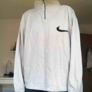  - Köpt här på Plick! En beige oversized zipper. Sååå fin men passar ej mig. Bud startar från 150. Frakt tillkommer! (bilden är lånad från förra ägaren)