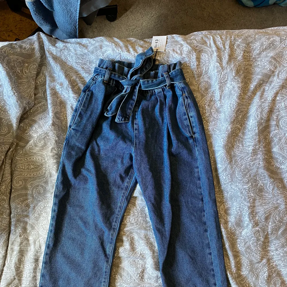 Helt oanvända jeans från na-ka med bälte runt midjan, köpte fel storlek och därför helt nya. Storlek 36! Ursäkta för bildkvalitén, ( Plick gör bilders fula) . Jeans & Byxor.