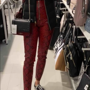 Skinnbyxor - Säljer mina älskade skinnbyxor från Gina! Suuuperfina men de har blivit för små 😖 Kommer ej ihåg inköpspris men de finns inte längre att köpa! 