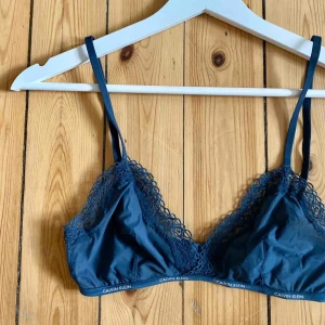  - Jättefin Calvin Klein-bh i spets och lite genomskinligt typ! 💙💙