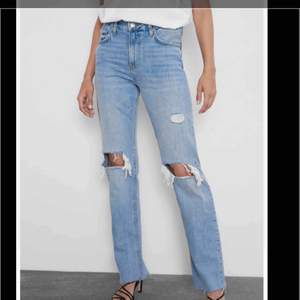 Säljer dessa populära slutsålda jeans från zara! Säljer då jag ej har någon användning för dom längre! De har ganska många hål som man kan se på bilderna. Säljer för 200 eller högsta bud! 