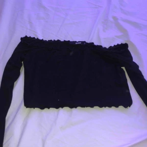  - Fin off shoulder tröja från bikbok, bra skick pga knappt använd☺️ Fler bilder kan lösas, köpare betalar för frakt💞