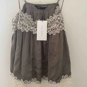  - Säljer detta jättefina oanvända linnet från Zara! Spets vid brösten och vid nedre kanten! 150kr+frakt!