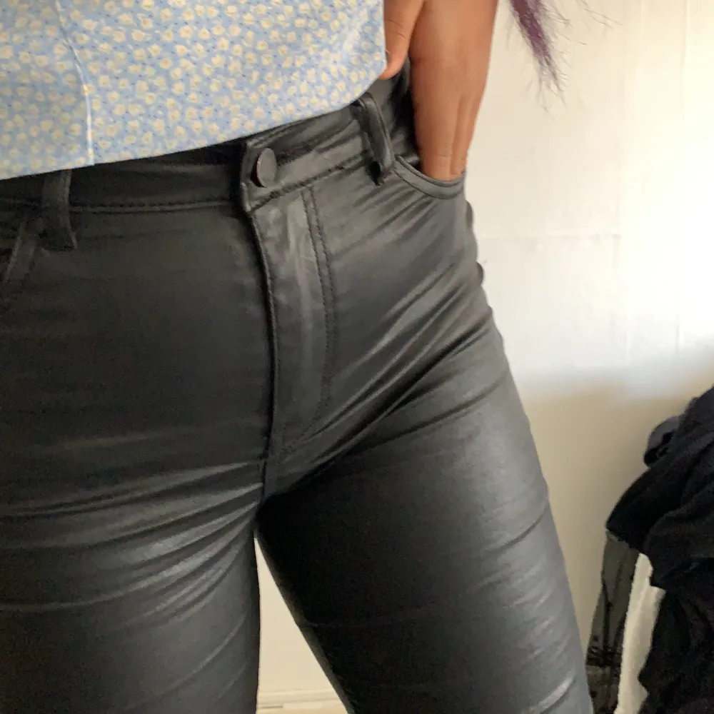Asssssnygga skinbyxor från Gina!!! Bara varit i min garderob och tagit plats💋 sitter skitsnyggt på rumpan och tajt ner längsbenen💕 storlek M men passar en S!! (+frakt) köpt för 600kr. Jeans & Byxor.