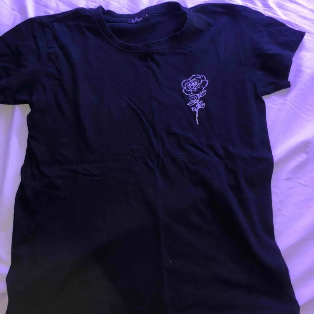 Fin t-shirt från boohoo som inte kommer till användning☺️ köparen står för frakt💓. T-shirts.