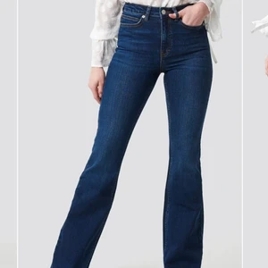 Jeans - Snygga trendiga bootcut jeans från nakd! Aldrig använda endast provade, kontakta mig för bilder jag tagit själv❤️🥰 pris är diskuterbart. Nypris: 500kr