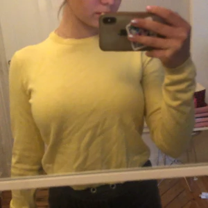 Gul tröja  - Säljer denna fina tröja från Bershka. Inte använd alls många gånger. Bra skick, buda!!🥰🥰