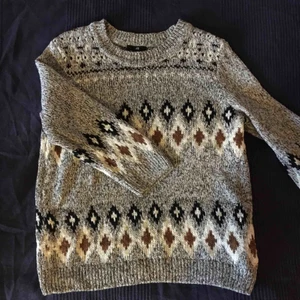  - Grå stickad tröja, inga defekter ✨ 83% bomull 13% polyester 4% akryl 