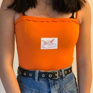 söt bodysuit - bodysuit med sött tryck!! använd endast 2 ggr!! från missguided, frakt tillkommer