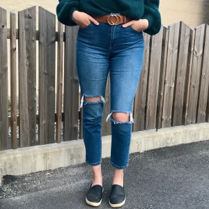 Jeans - Bekväma mom jeans, använt fåtal gånger. Slitningen på vänster knä har gått upp sig lite, tycker dock att det blev snyggare(se sista bilden). Passar dom som bär 34-38 beroende på hur du vill att dom ska sitta. 📦 Köparen står för frakt!