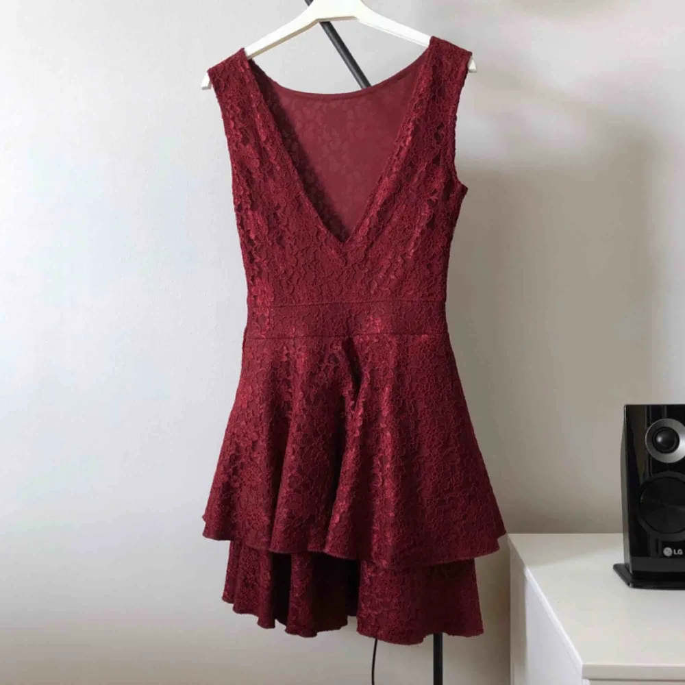 En jättefin vinröd spetsklänning från Make Way med en djup V-rygg. Tyll under kjolen. Frakt tillkommer om den ska skickas!. Klänningar.