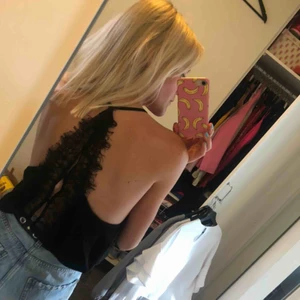  - Söt topp från Zara, snygg i ryggen! 80kr inklusive frakt. Storlek S