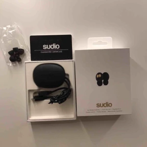 Hörlurar - Helt oanvända trådlösa hörlurar. Passar tyvärr inte mig så väljer att sälja dom. Nypris 1195:-. Priset går att diskutera och frakt tillkommer. Kan mötas upp i Eskilstuna. Skriv om ni har frågor🥰 frakt tillkommer