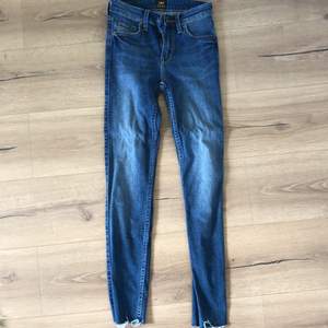 Avklippta jeans från Lee i blå färg. Jeansen är i storlek 24/31. Säljer för 300 kr.