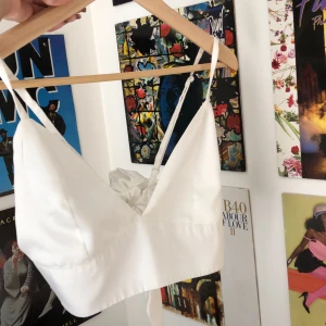 Vit topp strl 38 - Superfin topp från Rebecka Stella X Linn Ahlborg som knappt är använd. Knyts i bak så går enkelt att göra större och mindre. Frakt tillkommer