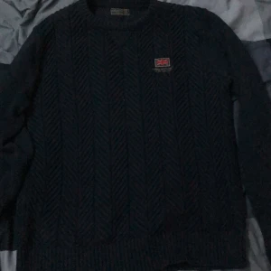 Morris Cablecrew Stickad tröja - Selling a cablecrew shirt from Morris because it never saw much use. Doesn’t go with the style I want to create and that’s why I’m selling it. Great shirt though! | Size M | Retail 1500 kr | MarineBlue | Prize debatable