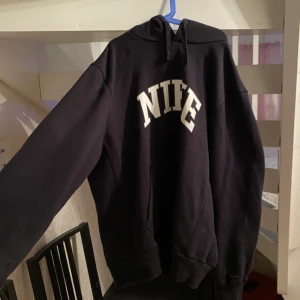 Nike hoodie - Säljer denna hoodie! Älskar den men har inte kommit till användning på senaste tiden, de är en vit fläck på baksidan men bör gå att tvätta bort, frakt 66kr