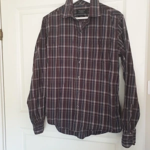 Långärmad skjorta strl M Slim fit - Säljer en skjorta i strl M i bra skick Samfraktar
