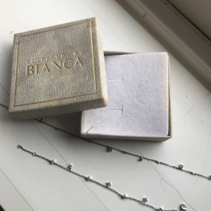 Guldfynd by Bianca halsband och armband - Jätte fina smycken från guldfynd by Bianca som är slutsålda!! Matchande armband och halsband! Nypris tillsammans cirka 800 ifall jag inte minns fel 🧚🏻‍♀️ säljer för 499, kan gå ner vid snabb affär 🧚🏻‍♀️
