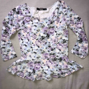  - Peplum topp från bikbok 