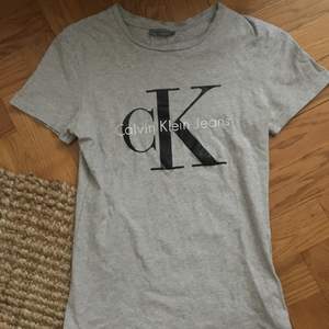 Grå t-shirt från märket Calvin Klein i strl. S! Hämtas på Södermalm. 