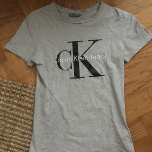 Calvin Klein t-shirt - Grå t-shirt från märket Calvin Klein i strl. S! Hämtas på Södermalm. 
