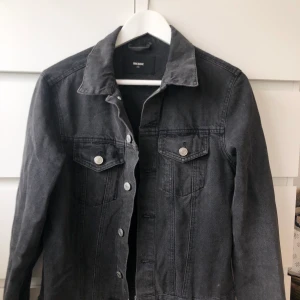 Jeansjacka  - Jeansjacka från bikbok i storlek xs fast oversized så mer som S! Inköpt för 499 säljer för 299 🧚🏻‍♀️ spårbar frakt 63 kr 🧚🏻‍♀️