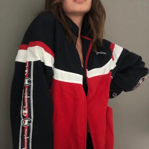 Champions jacka  - Jättesnygg jacka som e perfekt nu till våren/svalare sommardagar. Väldigt oversized på mig som är 174. Oanvänd 