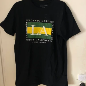 T-shirt  - Snygg T-shirt, sparsamt använd, köpt i London 