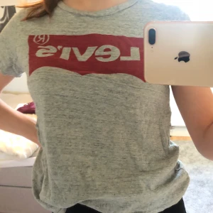 Levis T-shirt - T-shirt från Levis, storlek SMALL! I väldigt fint skick❤️