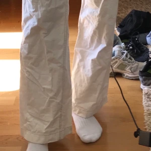 Vita byxor - Storlek XS. Står inte för postens slarv, köparen står för frakt och pris kan diskuteras.