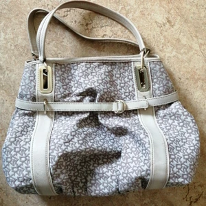 DKNY - DKNY väska (äkta). Vintage -  Köpt i början på 2000-talet. Finns tillhörande plånbok om intresse finns att köpa den med, skriv i meddelande.  Se slitage på metall och läderet på bilderna.