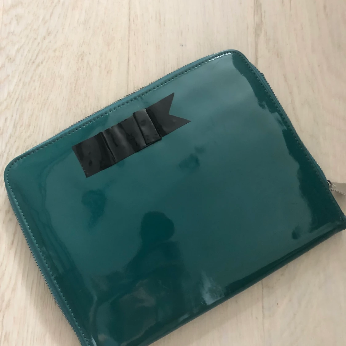 Mörk grön clutch väska