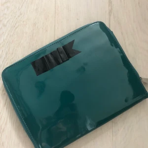 Mörk grön clutch väska - Säljer en mörk grön clutch väska i god begagnat skick