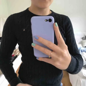  - Säljer en jättefin marinblå kabelstickad tröja från gant! Sitter tight på mig som är S❤️ skriv för fler bilder eller frågor⚡️⚡️ frakt tillkommer✨
