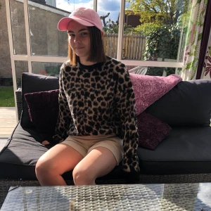 Leopard tröja - Stickad tröja från NAKD. Superfin och mysig tröja och är sparsamt använd. Storlek S. Köparen står för frakten.