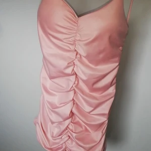 Endast provat  - Jättefin klänning men tyvärr passar den ej på mig. Storlek XS-L 