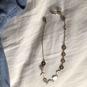  - Ett guldhalsband som är fint att ha med andra kedjor eller som det är. Nypris: 199kr⚡️⚡️⚡️⚡️⚡️⚡️