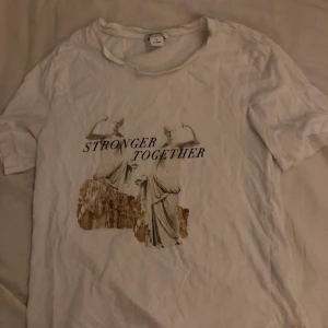 T-shirt monki - Jätte fin och cool tröja från monki inköpt för cirka tre år sen. Säljs pga bytt stil 