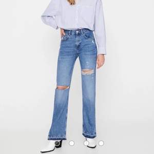 Söket dessa jeans från pullandbear i storlek 32. Ett billigt pris