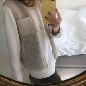 Teddy väst - Säljer denna super fina Teddy västen ifrån Gina tricot. Bilderna är lånade från en tjej på Plick. Skriv om ni vill att jag skickar egna. Jag har vanligtvis xs/s och den sitter bra på mig (lite lite oversized). Passar lätt M och näst intill L. Jag kan mötas upp i Stockholm, annars står köparen för frakt (79kr) Buda privat ifrån 300 ❤️