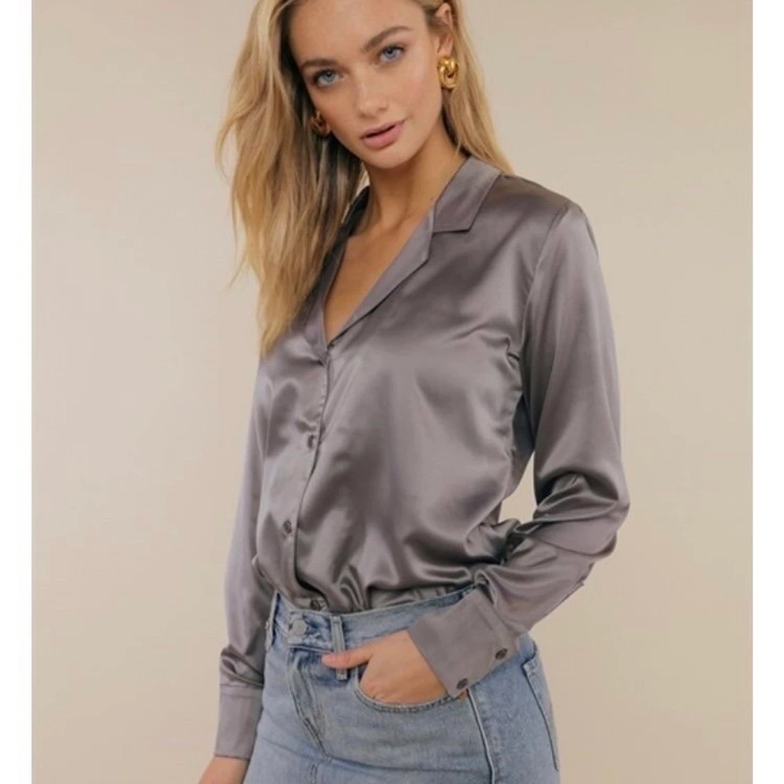 Grå satin skjorta/blus