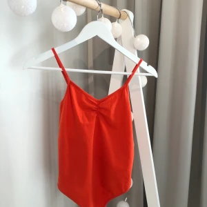 Orange body - En orange body från BikBok. Storlek S. Köparen står för frakten.