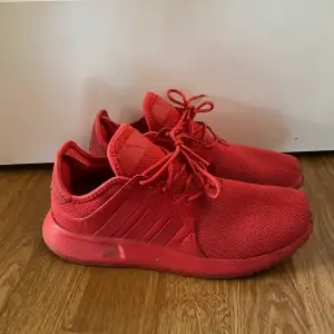 Ett par röda adidas sneakers i  Stl 40  Pris 350kr