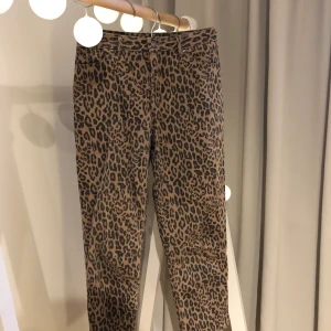Leopardjeans  - Ett par coola leopardjeans från Monki i modellen ”Taiki high waist balloon leg”. Storlek 28 vilket motsvarar S-M. Köparen står för frakten.